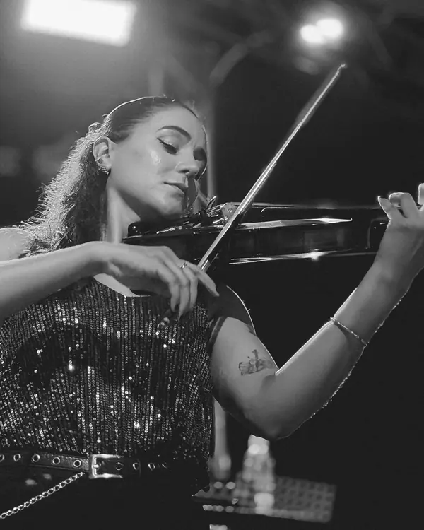 Mari Figueiredo, violino da Banda 4G