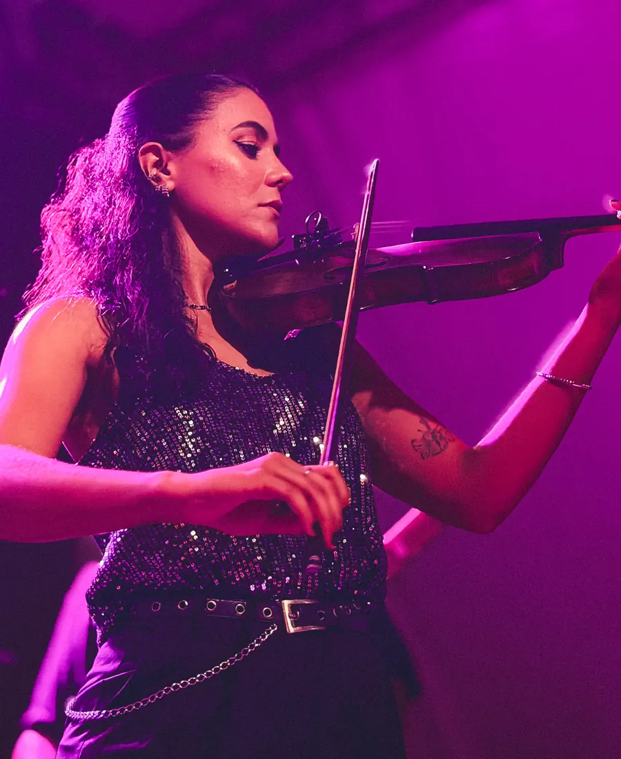 Mari Figueiredo tocando violino no palco